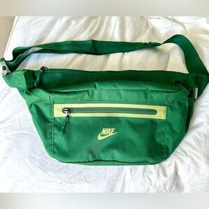 Nike Elemental Premium Fanny Pack 8L Forest Green
